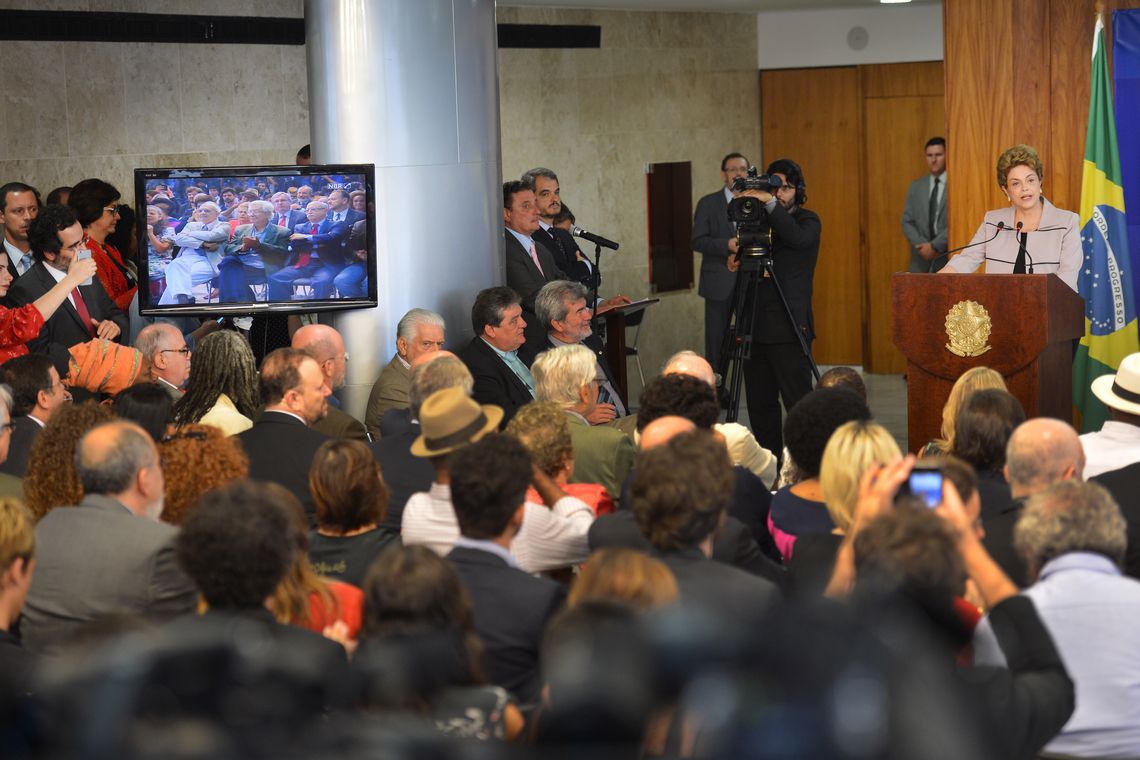 Antonio Cruz/Agência Brasil Brasília - A presidenta Dilma Rousseff, durante cerimônia no Palácio do Planalto, recebe apoio de intelectuais e artistas contra o processo de impeachment (Antonio Cruz/Agência Brasil)