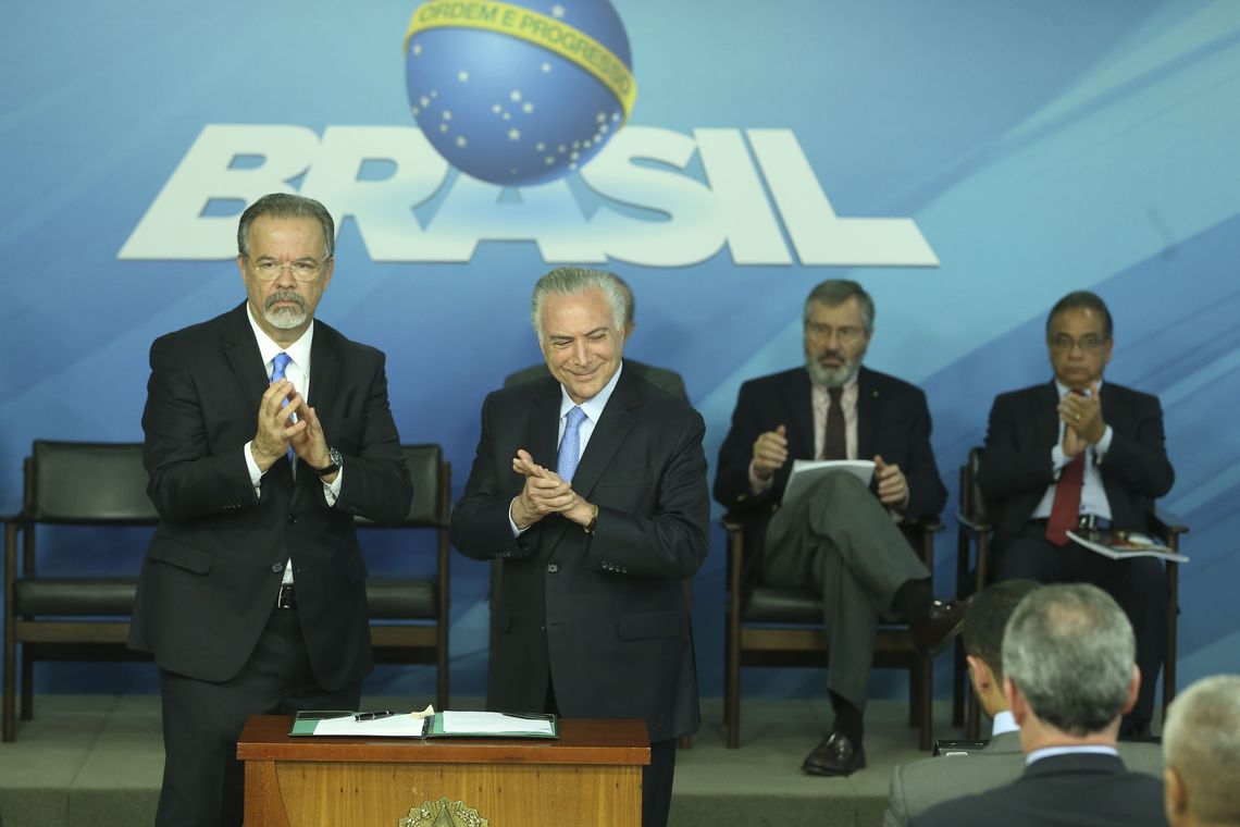 Valter Campanato/Agência Brasil O ministro da Segurança Pública, Raul Jungmann, e o presidente Michel Temer durante cerimônia de sanção da lei que cria o Sistema Único de Segurança (SUSP), no Palácio do Planalto.