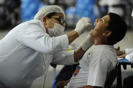 No Dia Mundial do Sorriso, a Oral-B e o programa Dentista do Bem realizam a terceira edio da maior triagem odontolgica do mundo, atendendo jovens na quadra da Unidos de Vila Isabel (Tnia Rgo/Agncia Brasil)