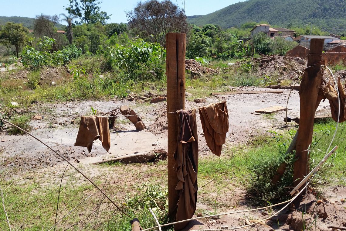Léo Rodrigues/Agência Brasil Mariana/MG - Objetos pessoais e entulho ainda estão no local onde ficavam as casas do distrito de Bento Rodrigues (Léo Rodrigues/Agência Brasil)