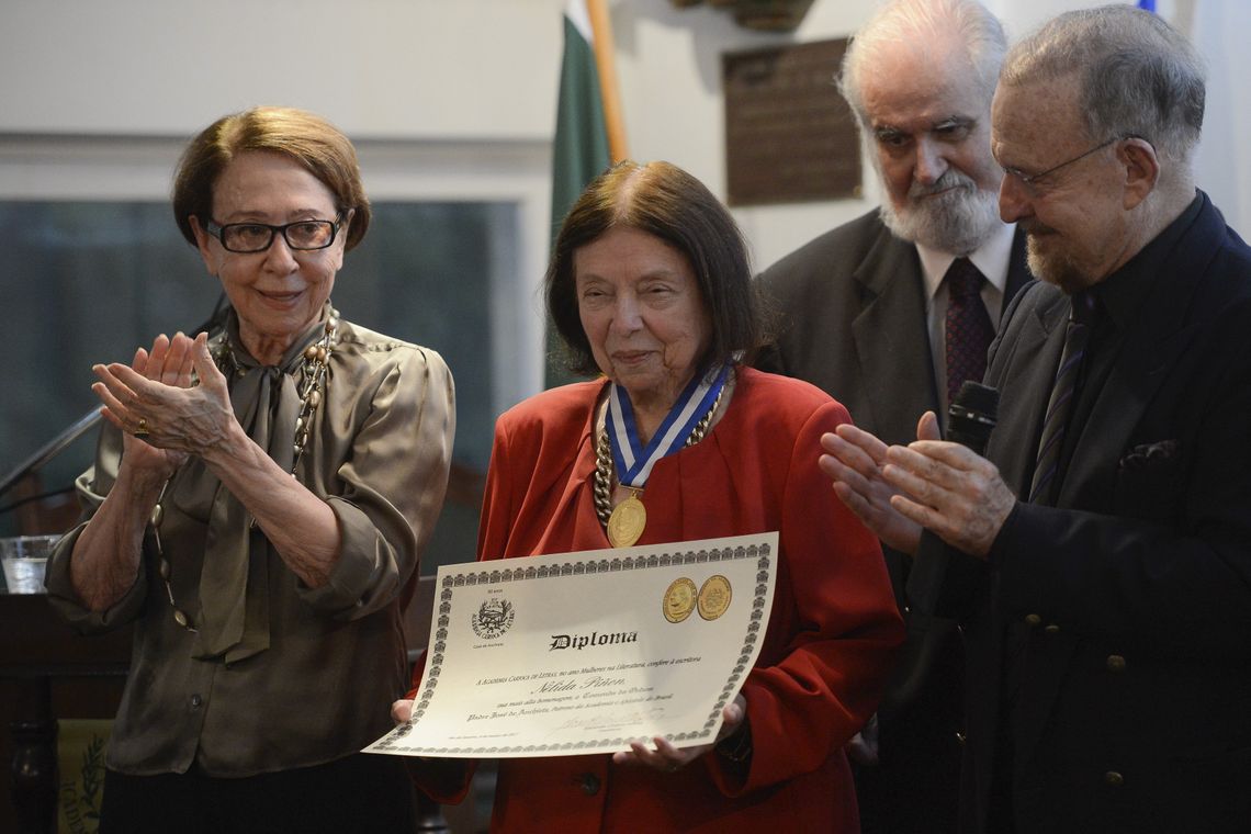 Fernando Frazão/Agência Brasil Rio de Janeiro - A atriz Fernanda Montenegro entrega a comenda da Ordem Padre José de Anchieta para a escritora Nélida Piñon (Fernando Frazão/Agência Brasil)