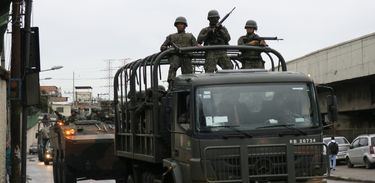 Rio de Janeiro - OperaÃ§Ã£o conjunta da polÃ­cia com ForÃ§as Armadas em oito comunidades do Rio, com Ãªnfase no Jacarezinho (Vladimir Platonow/AgÃªncia Brasil)