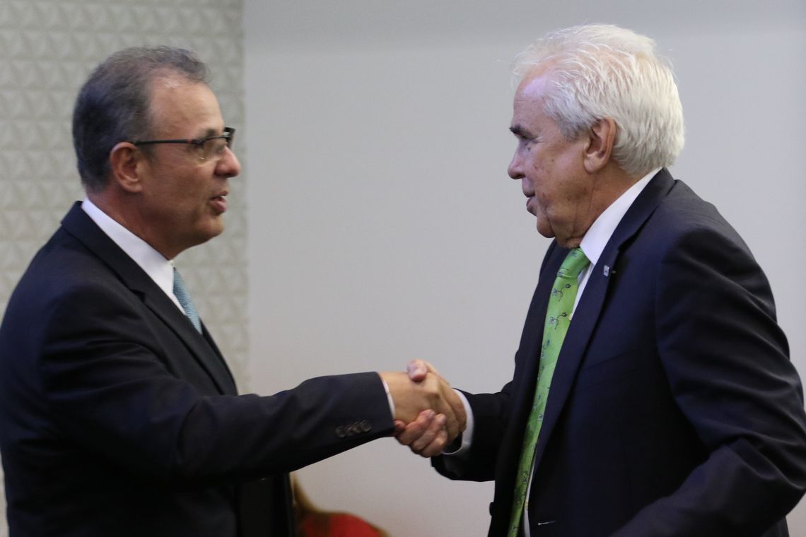 Fabio Rodrigues Pozzebom/Agência Brasil O ministro de Minas e Energia, Bento Albuquerque, e o presidente da Petrobras, Roberto Castello Branco, durante assinatura no Cade de Termo de Cessação de Conduta (TCC) relacionado às atividades de refino da Petrobras.
