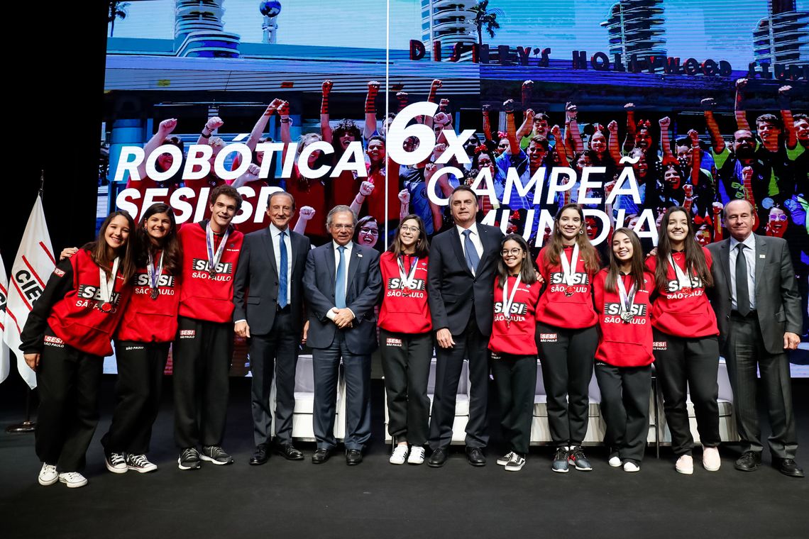 Alan Santos/PR Presidente da República, Jair Bolsonaro, cumprimenta a equipe de robótica do SesiI Birigui, campeã mundial no Uruguai.