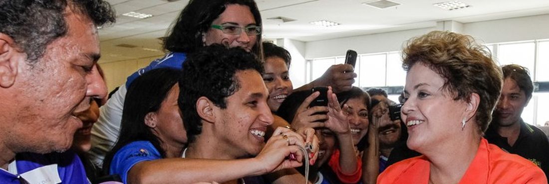 Presidenta Dilma Rousseff cumprimenta formandos Pronatec após cerimônia de formatura do Pronatec Presidenta Dilma Rousseff cumprimenta formandos Pronatec após cerimônia de formatura do Pronatec