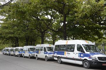 AudiÃªncia pÃºblica na CÃ¢mara Municipal do Rio para discutir a situaÃ§Ã£o do transporte alternativo. Durante a audiÃªncia, dezenas de vans permanecem estacionadas nas imediaÃ§Ãµes da CÃ¢mara, no centro da cidade. 