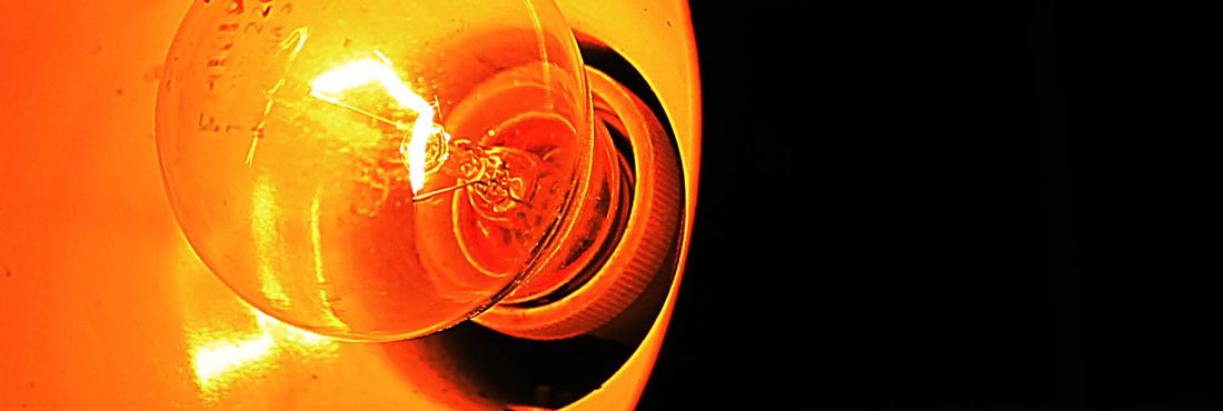 lâmpada incandescente A lâmpada incandescente já teve o fim decretado, a chamada “lâmpada quente” vai desaparecer do mercado