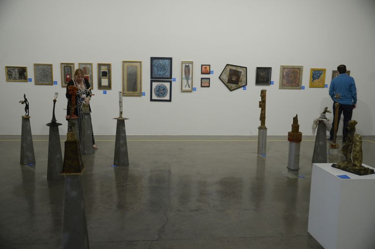 Exposição Histórias Extraordinárias, de Alexander Pinhel, no Centro Cultural Light, centro do Rio. A mostra reúne peças compostas por materiais descartados e resíduos.