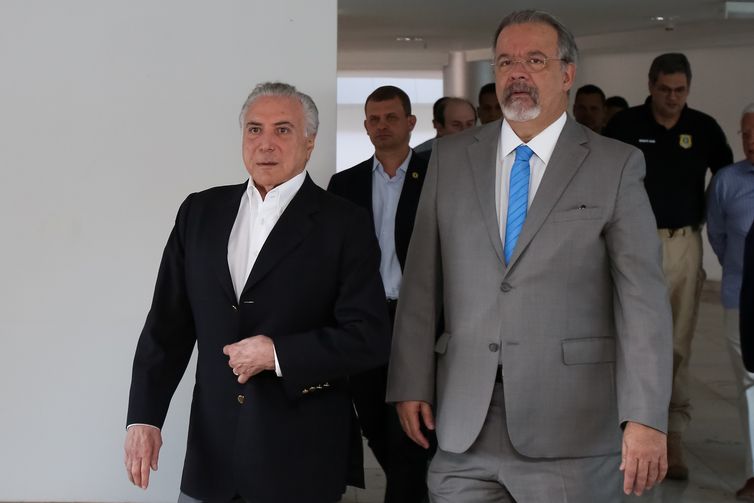 O presidente da República, Michel Temer, e o ministro da Segurança Pública, Raul Jungmann, durante visita ao Centro Integrado de Comando e Controle das Eleições 2018.