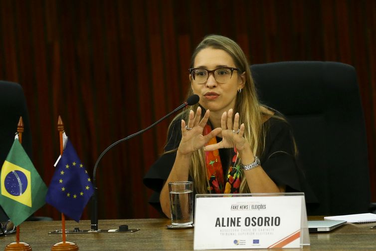 A assessora-chefe de gabinete do TSE, Aline Osório, durante o Seminário Internacional Fake News e Eleições, promovido pelo Tribunal Superior Eleitoral (TSE). 
