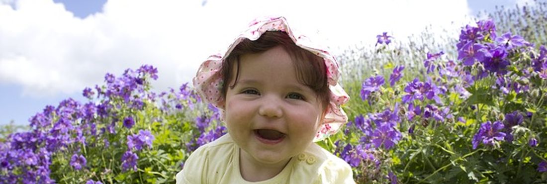 Bebê feliz Crianças dependem mais do convívio familiar que de brinquedos para ser feliz