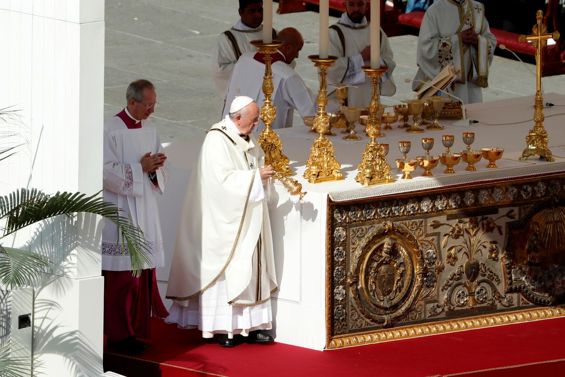 Papa Francisco lidera missa pela canonização de cinco pessoas no Vaticano