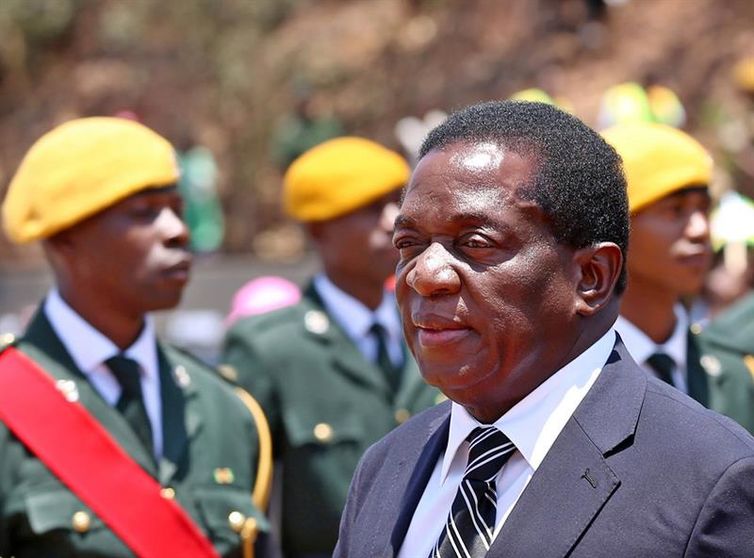 Emmerson Mnangagwa era vice-presidente de Robert Mugabe