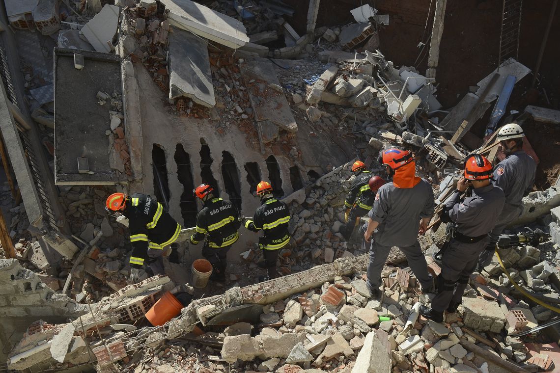 Rovena Rosa/Agência Brasil São Paulo - Bombeiros buscam mulher soterrada em desabamento de Igreja da Assembleia de Deus em Diadema, no ABC Paulista (Rovena Rosa/Agência Brasil)