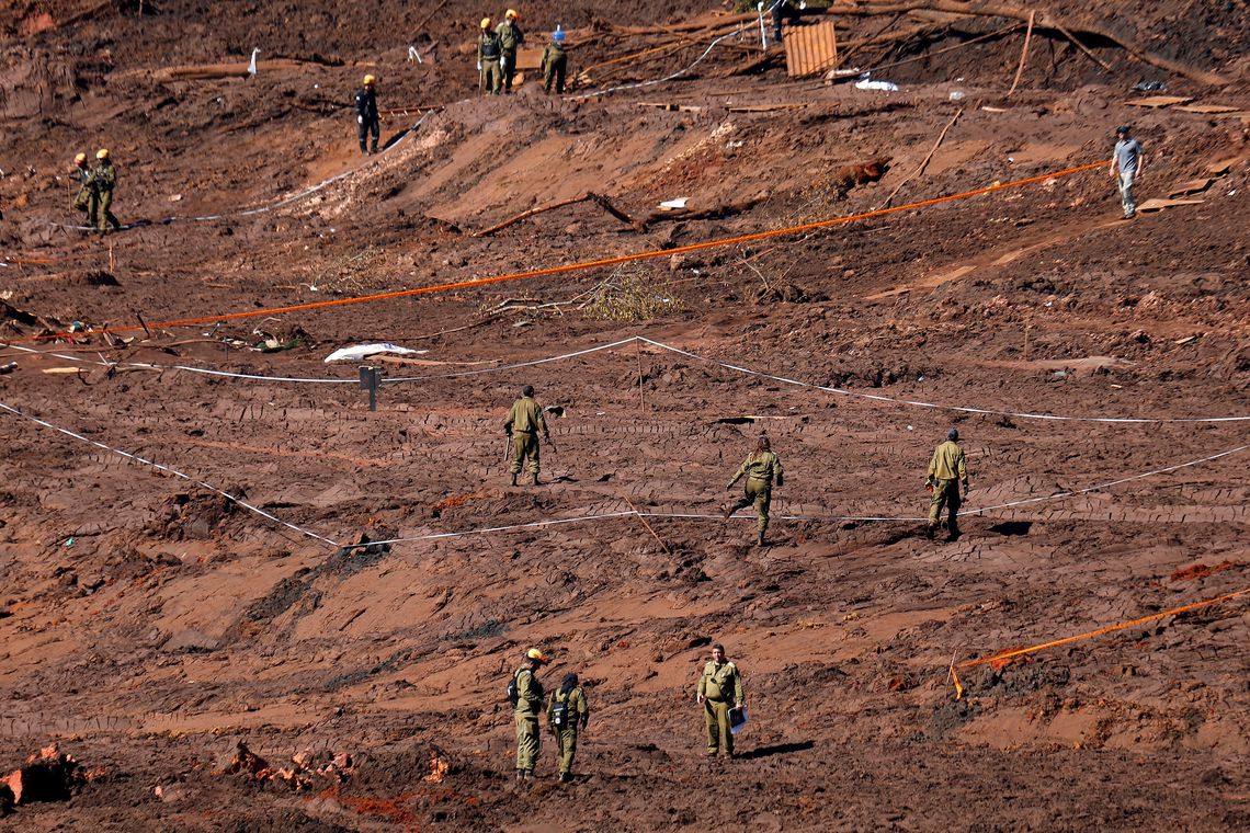 Adriano Machado/Reuters/Direitos reservados Militares israelenses durante buscas por vítimas em Brumadinho, onde uma barragem da mineradora Vale se rompeu.