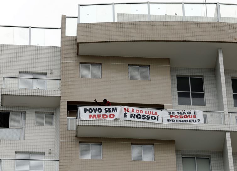 Manifestantes ocupam triplex em Guarujá/Paulo Whitaker/Reuters Manifestantes ocupam triplex em Guarujá