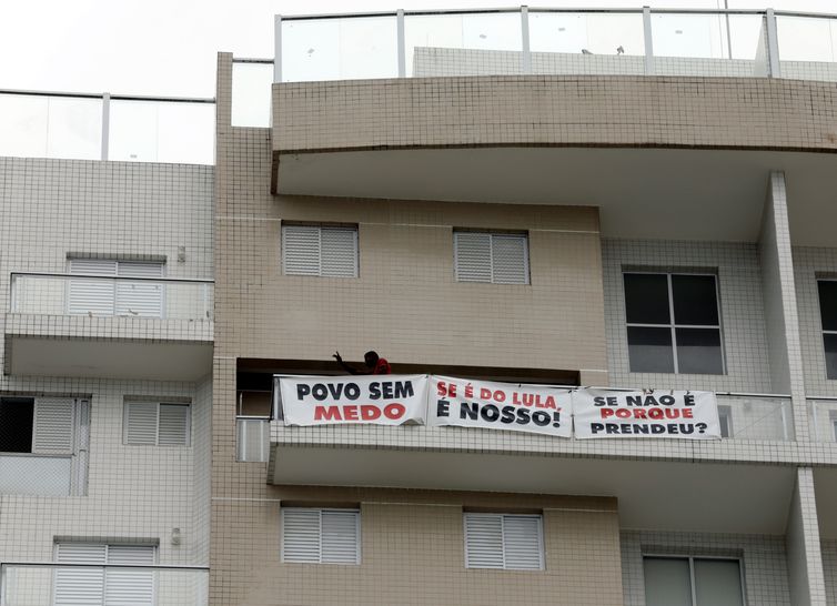 Manifestantes ocupam triplex em Guarujá