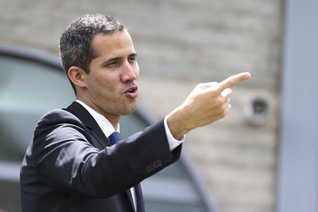 O presidente interino da Venezuela, Juan Guaidó, após encontro com embaixadores de países da União Europeia, na sede da delegação da União Europeia no Brasil.