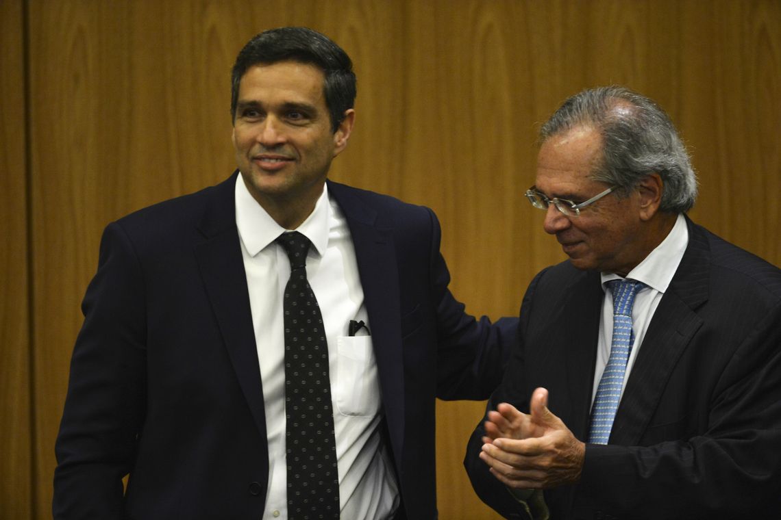 Fabio Rodrigues Pozzebom/Agência Brasil O novo presidente do Banco Central (BC), Roberto Campos Neto, e o ministro da Economia, Paulo Guedes, durante cerimônia de transmissão de cargo.
