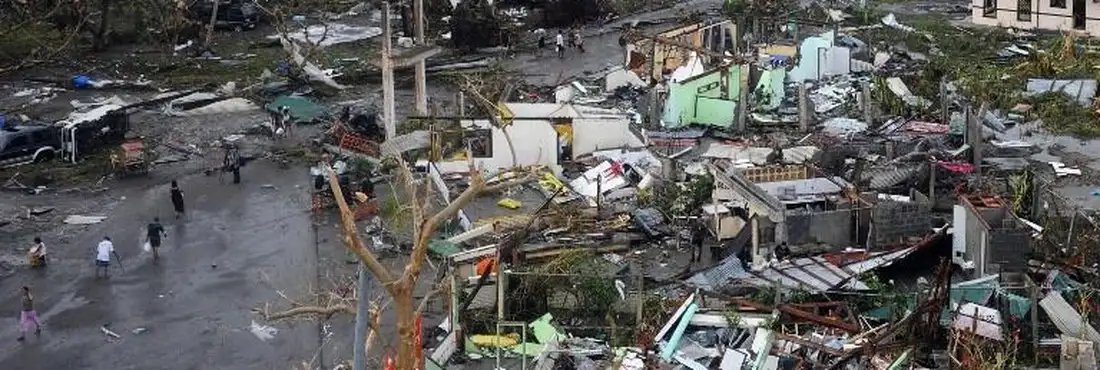 Tufão Hayden deixou rastro de destruição Tufão Hayden deixou rastro de destruição em áreas que se recuperavam de terremoto de 7,1 graus na escala Richter, registrado em outubro