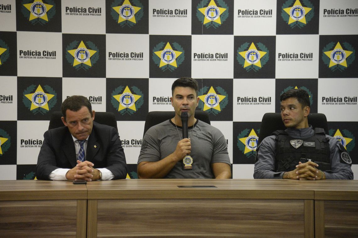 Tânia Rêgo/Agência Brasil O delegado da 25 DP, Fábio Asty, fala com a imprensa durante coletiva sobre a Operação Bad Family, deflagrada pela Polícia Civil do Rio de Janeiro.