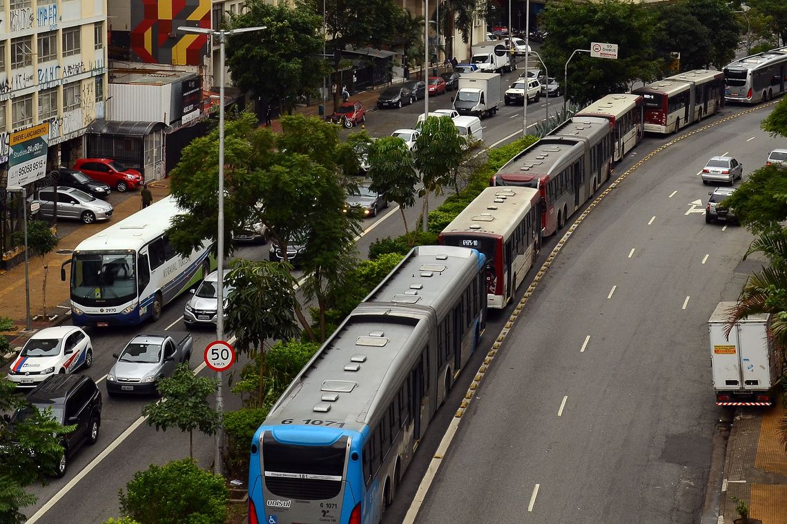 SÃ£o Paulo - ParalisaÃ§Ã£o dos motoristas de Ã´nibus e cobradores na Avenida Nove de Julho, regiÃ£o central da cidade  (Rovena Rosa/AgÃªncia Brasil)