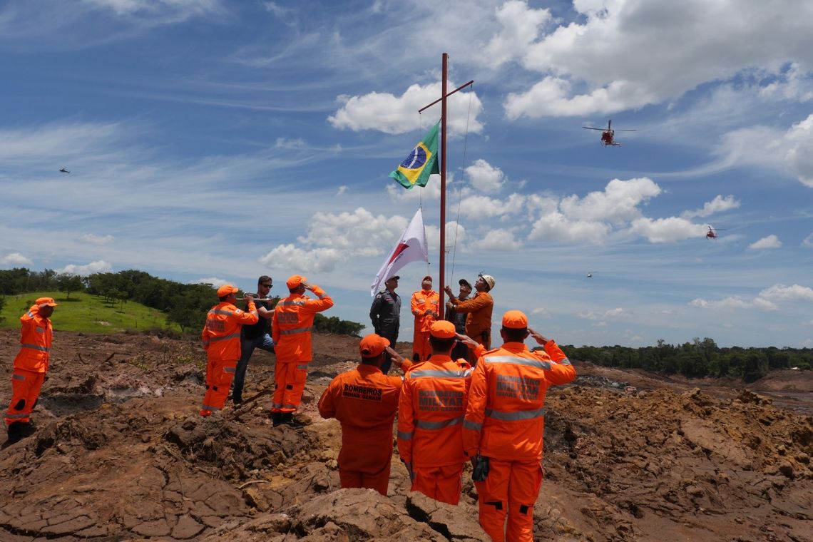 Divulgação Corpo de Bombeiros Militar MG Bombeiros que trabalham nas buscas em Brumadinho, nos arredores de Belo Horizonte, fizeram hoje por volta das 12h40 uma cerimônia de homenagem às vítimas e famílias atingidas pelo rompimento da barragem de rejeito da Mina Córrego do Feijão