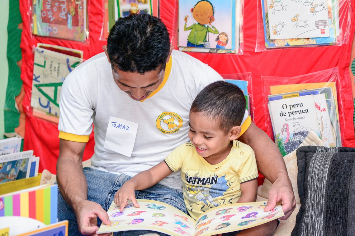 Pais que leem para os filhos em casa - Foto Andrezza Mariot