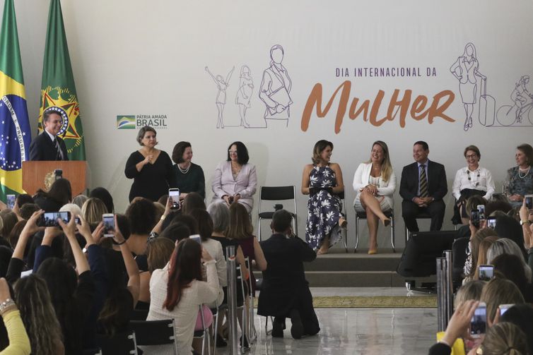 O presidente da República, Jair Bolsonaro participa de cerimônia alusiva ao Dia Internacional da Mulher.