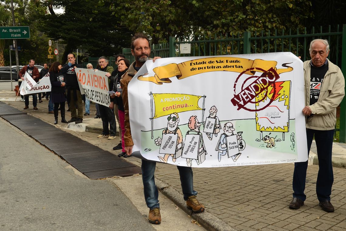 Rovena Rosa/Agência Brasil São Paulo - Manifestação de pesquisadores científicos em frente à Alesp contra o Projeto de Lei 328/2016, do governador Geraldo Alckmin, que autoriza a venda de imóveis do Estado (Rovena Rosa/Agência Brasil)