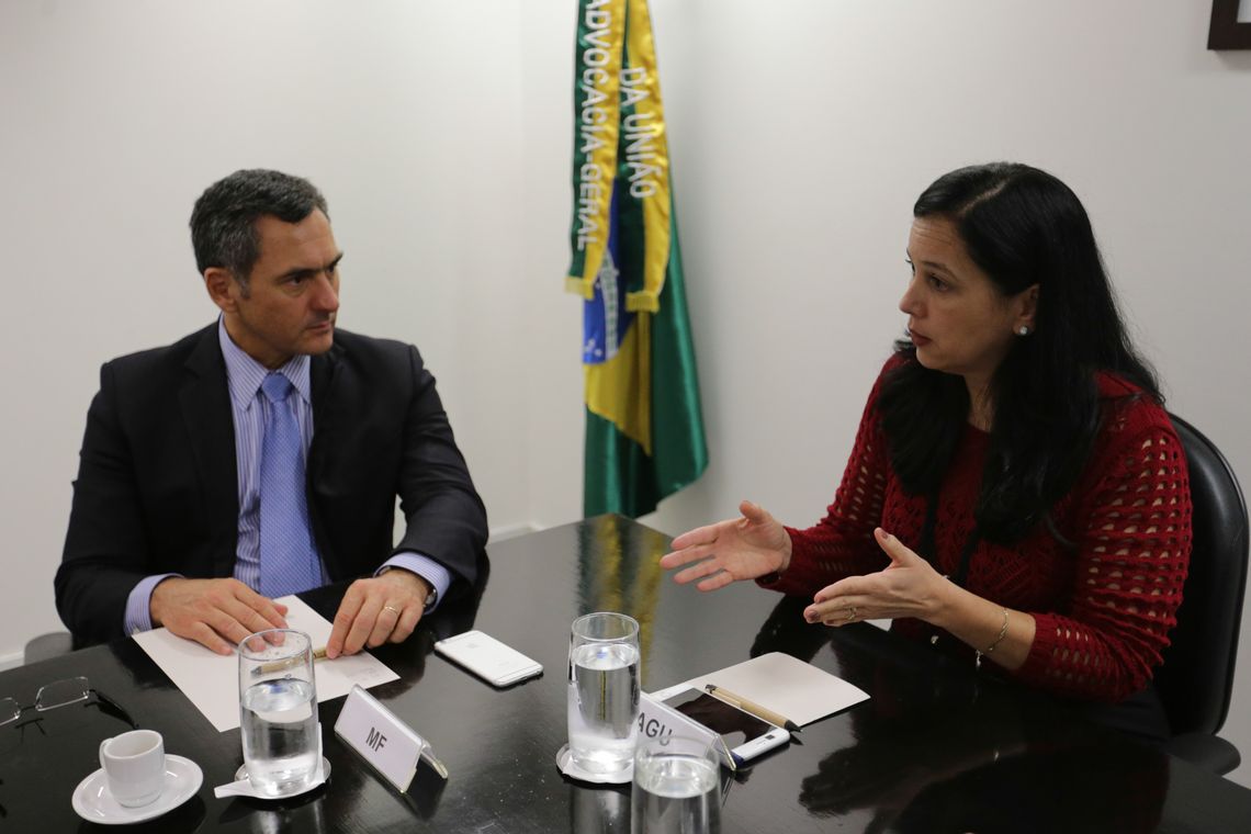 Fabio Rodrigues Pozzebom/Agência Brasil Brasília - O ministro da Fazenda, Eduardo Guardia, e a advogada-geral da União, Grace Mendonça, durante reunião na sede da AGU (Fabio Rodrigues Pozzebo/Agência Brasil)