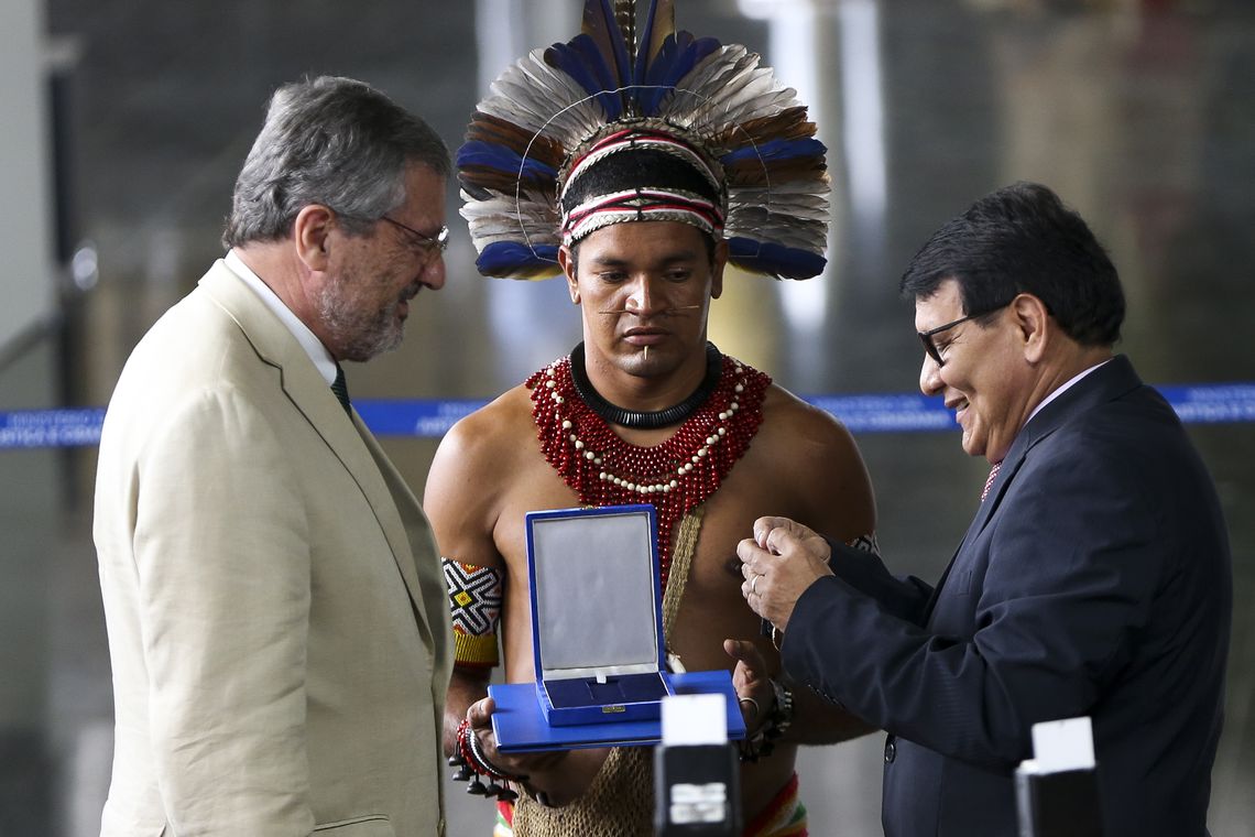 Marcelo Camargo/Agência Brasil Brasília - O presidente da Funai, Franklimberg Ribeiro de Freitas, entrega medalha ao ministro da Justiça, Torquato Jardim, durante a abertura da Semana do Índio (Marcelo Camargo/Agência Brasil)