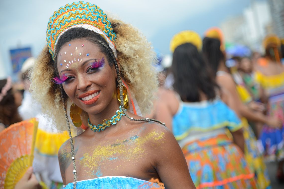 Fernando Frazão/Agência Brasil Rio de Janeiro – Bloco inspirado na temática recifense do Maracatu de Baque Virado leva batuque à orla de Ipanema (Fernando Frazão/Agência Brasil)