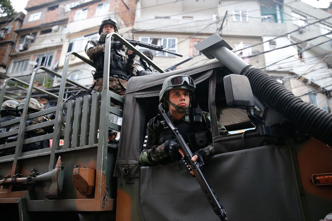 Fernando Frazão/Agência Brasil Rio de Janeiro - Militares fazem operação na favela da Rocinha após guerra entre quadrilhas rivais de traficantes pelo controle da área (Fernando Frazão/Agência Brasil)