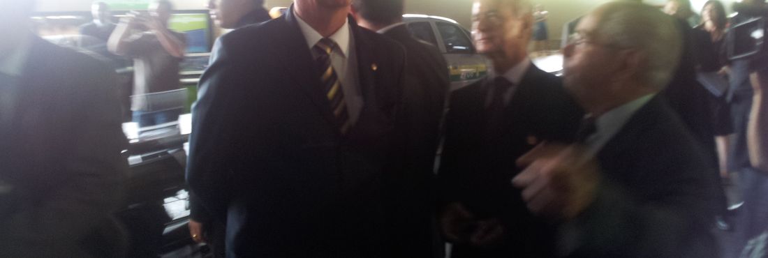 Jair Bolsonaro foi um dos deputados que recepcionaram Yoani Sánchez na Câmara Jair Bolsonaro (PP RJ) foi um dos deputados que recepcionaram Yoani Sánchez na Câmara