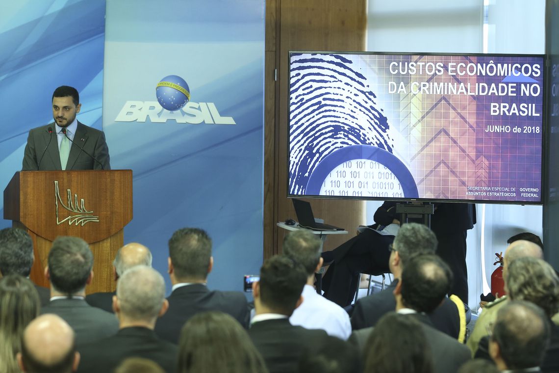 Valter Campanato/Agência Brasil O ministro dos Direitos Humanos, Gustavo Rocha, discursa na cerimônia de sanção da lei que cria o Sistema Único de Segurança (SUSP), no Palácio do Planalto.