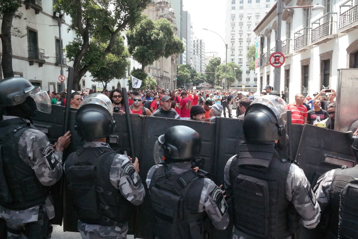 Vladimir Platonow/Agência Brasil Rio de Janeiro - Servidores protestam contra o pacote de cortes do governo do estado em frente ao prédio da Alerj (Vladimir Platonow/Agência Brasil)