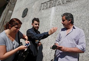 Brazilian citizens living in Argentina vote at Brazil&#039;s embassy during the presidential election in Brazil, in Buenos Aires, Argentina, October 7, 2018. REUTERS/Martin Acosta
