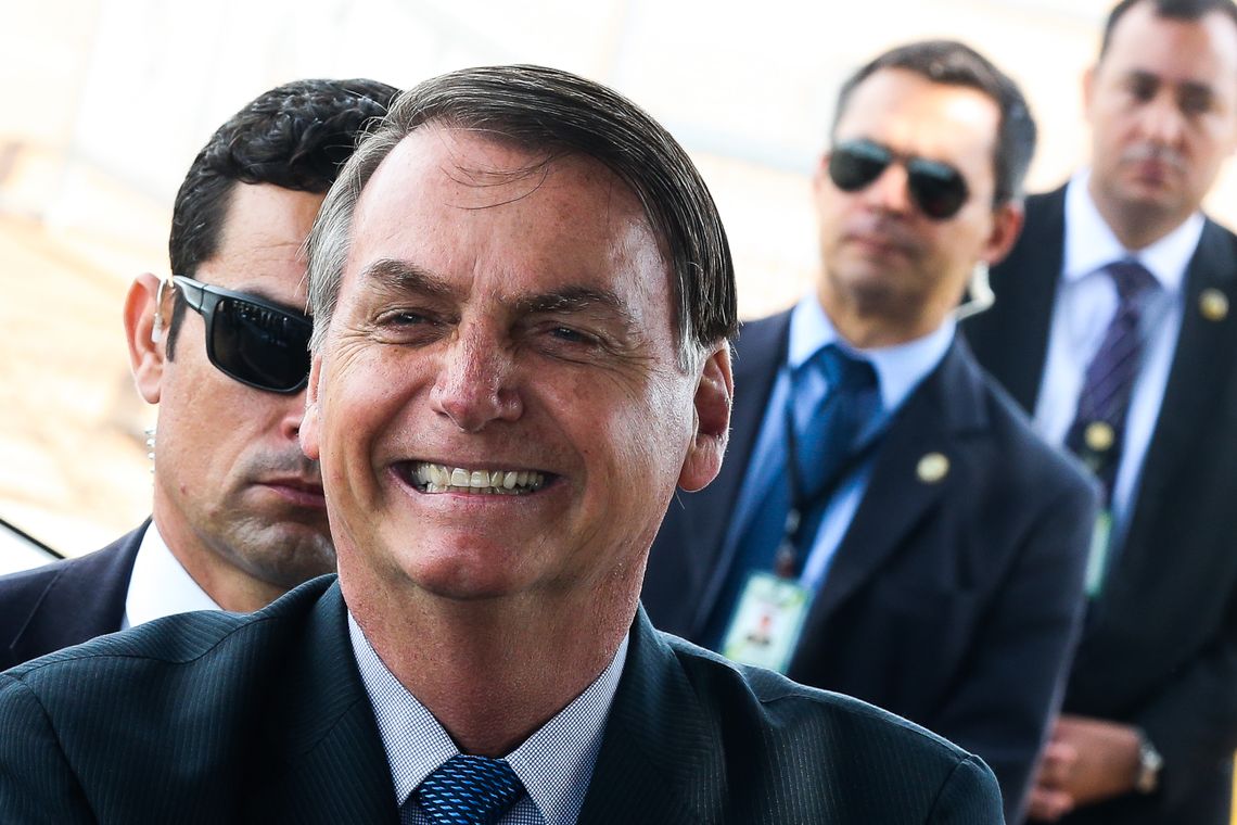 Presidente Jair Bolsonaro cumprimenta turistas no Palácio da Alvorada