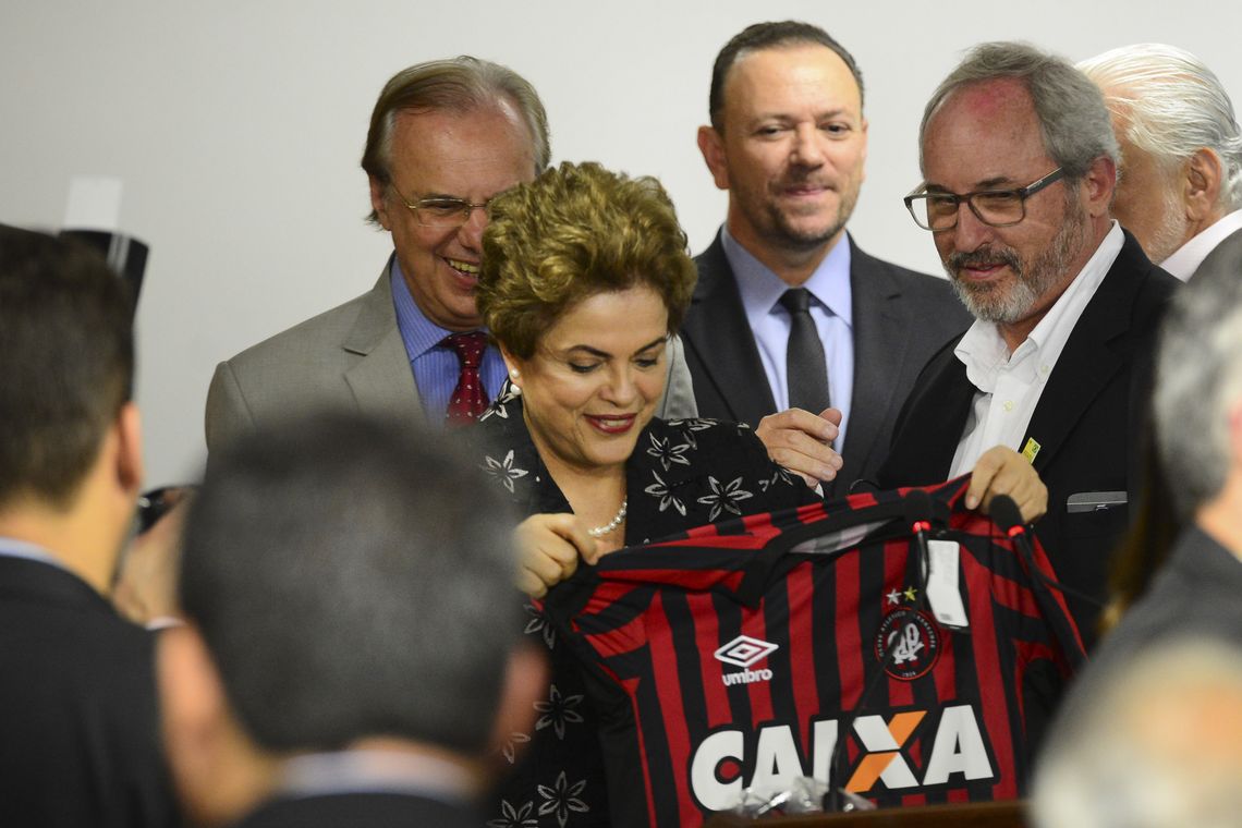 José Cruz/Agência Brasil Brasília - A presidenta Dilma Rousseff participa da solenidade de assinatura de contratos de patrocínio de futebol (José Cruz/Agência Brasil)