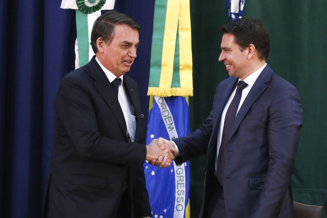Valter Campanato/Agência Brasil O presidente Jair Bolsonaro,cumpriemnta o novo diretor-geral da Agência Brasileira de Inteligência (Abin), Alexandre Ramagem