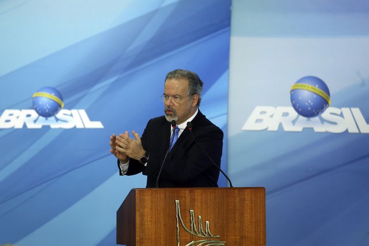 O ministro da Segurança Pública, Raul Jungmann, discursa na cerimônia de sanção da lei que cria o Sistema Único de Segurança (SUSP), no Palácio do Planalto./Valter Campanato/Agência Brasil O ministro da Segurança Pública, Raul Jungmann, discursa na cerimônia de sanção da lei que cria o Sistema Único de Segurança (SUSP), no Palácio do Planalto.
