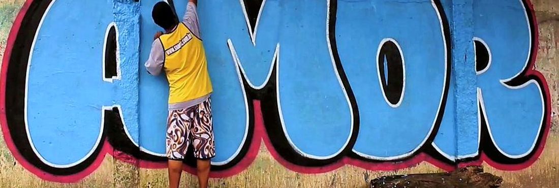 Emol faz grafite em cidade brasileira O grafiteiro Emol viaja pelas capitais nordestinas para fazer intercâmbio cultural e fortalecer a arte do grafite no Brasil.