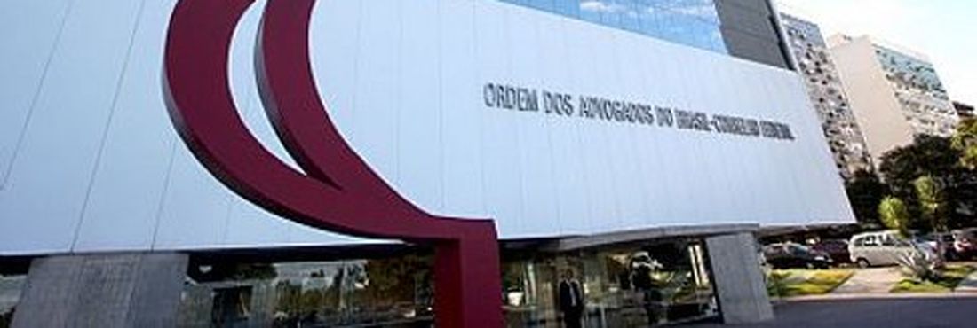 OAB publica nota em defesa de advogados do mensalão após polêmica Na nota, a OAB afirma que quaqluer violação ao exercício profissional do advogado é uma afronta à Constituição