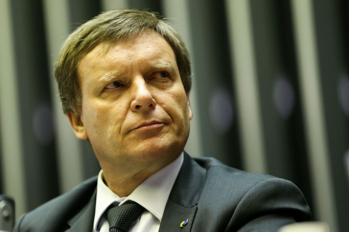 Marcelo Camargo/Agência Brasil O presidente dos Correios, Carlos Fortner, participa do lançamento da segunda emissão comemorativa da Série 200 Anos de Independência: Bicentenário da Aclamação de D. João VI, durante sessão solene na Câmara dos Deputados.