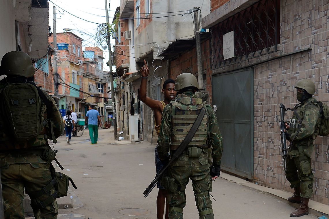 Fernando Frazão/Agência Brasil Rio de Janeiro - Fuzileiros Navais participam de operação de segurança na favela Kelson's, na zona norte do Rio de Janeiro (Fernando Frazão/Agência Brasil)