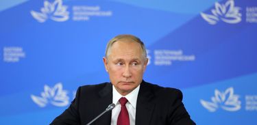 ILN01. VLADIVOSTOK (RUSIA), 12/09/2018.- El presidente ruso Vladimir Putin asiste a una reuniÃ³n con su homÃ³logo de Mongolia Khaltmaagiin Battulga (fuera de cuadro) en el marco del Foro EconÃ³mico Oriental en Vladivostok (Rusia) hoy, miÃ©rcoles 12