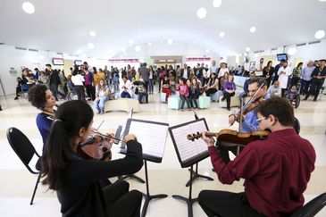  A Orquestra Sinfônica do Teatro Nacional se apresenta no Hospital da Criança de Brasília como parte do projeto Concertos da Saúde.  