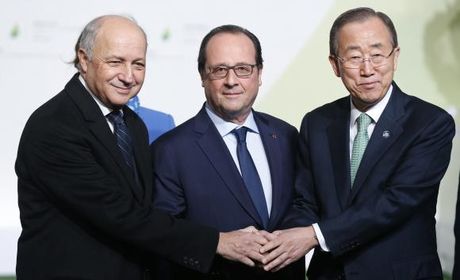 O ministro das Relações Exteriores francês, Laurent Fabius; o presidente da França, François Hollande e o secretário-geral da ONU, Ban Ki-Moon se cumprimentam ao chegarem na COP21, em Paris