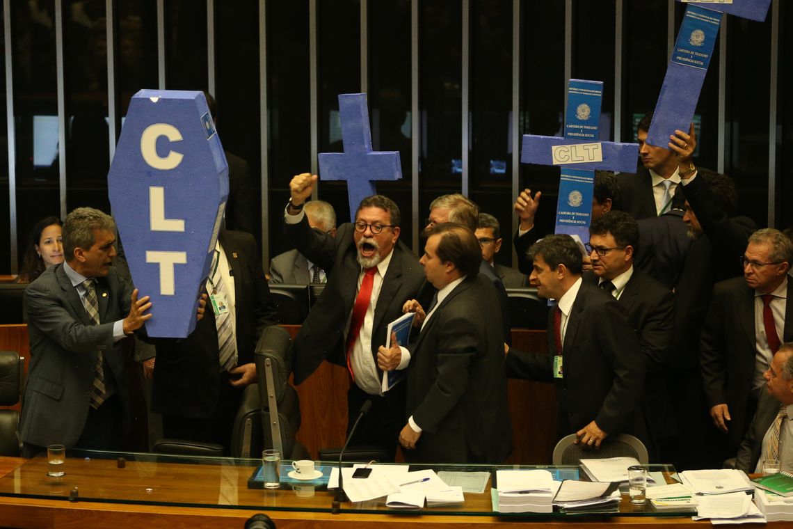 Antonio Cruz/Agência Brasil Brasília - Após a conclusão da leitura do parecer do relator do projeto da reforma trabalhista, deputados de partidos de oposição ao governo retomaram a obstrução aos trabalhos no plenário (Antonio Cruz/Agência Brasil)